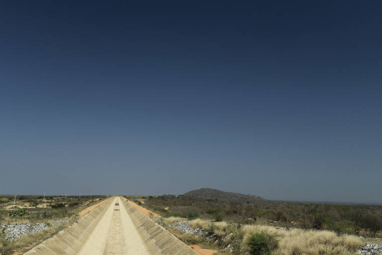 Trecho seco próximo à Estação de Bombeamento 6, em Sertânia (PE)