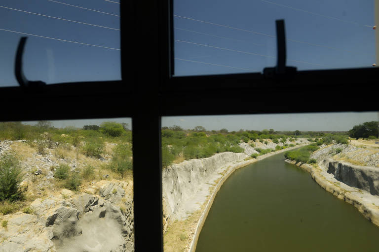 Canal de transposição do rio São Francisco visto da Estação de Bombeamento 5