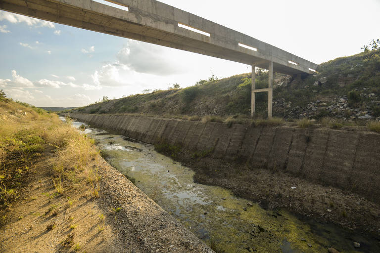 Trecho da transposição do rio São Francisco entre as cidades de Sertânia, em Pernambuco, e Monteiro, na Paraíba