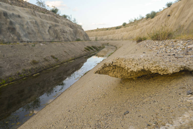 Canal da transposição do rio São Francisco com um filete de água
