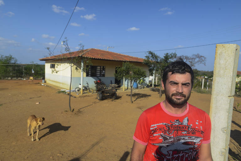 O agricultor Wellington Alves Barbosa, em Vila Lafayete; moradores esperam abastecimento