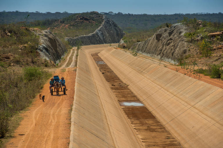 O agricultor Francisco José da Silva, 75, busca água no canal de transposição do rio São Francisco, em Sertânia (PE)
