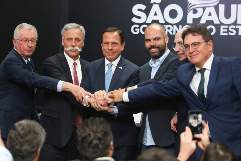 O presidente faz campanha aberta para tirar o GP Brasil de Fórmula-1 de São Paulo para o Rio, embora haja impedimentos técnicos. Doria rejeita a ideia e diz que vai brigar para que a prova siga em Interlagos. Na foto, ele se reúne no Palácio dos Bandeirantes com o CEO da Fórmula 1, Chase Carey