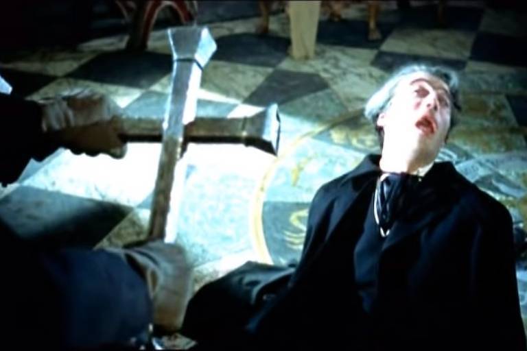 Drácula (Christopher Lee) morre em O Vampiro da Noite