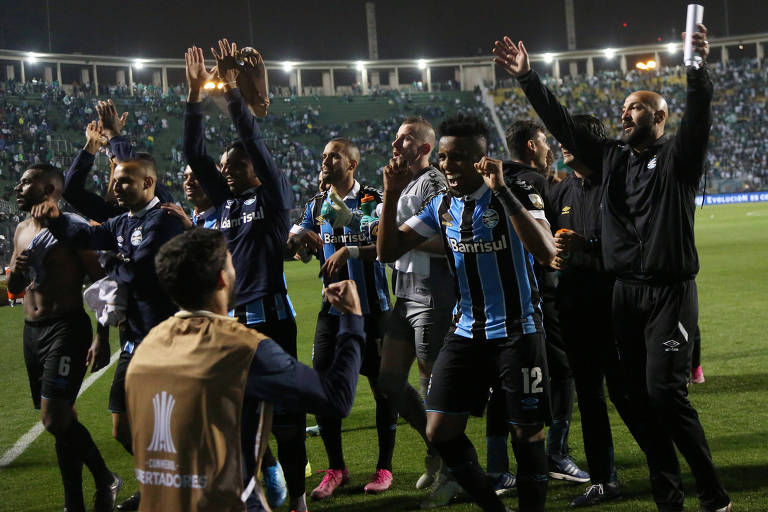 Jogadores do Grêmio comemoram vitória sobre o Palmeiras que levou a equipe do RS às semifinais da Libertadores