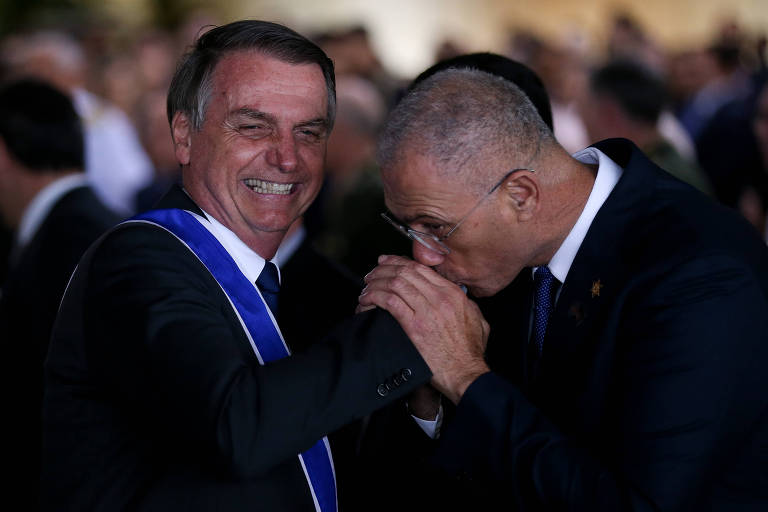 O embaixador de Israel no Brasil, Yossi Shelley, cumprimenta Bolsonaro durante cerimônia de insígnias da Ordem do Rio Branco, no Itamaraty