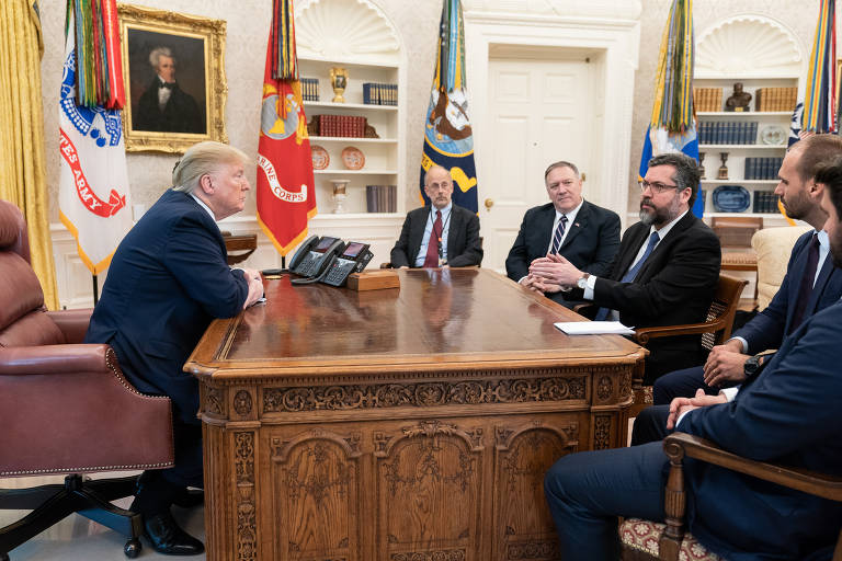 Trump recebe a comitiva brasileira no Salão Oval da Casa Branca