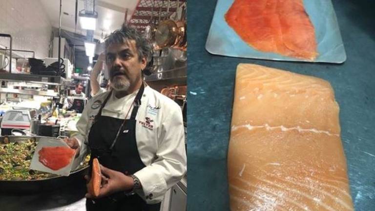 Chef Lino Adillón, com um salmão natural e um de cativeiro, para mostrar as cores diferentes