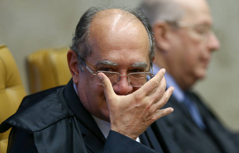 Gilmar Mendes também protagonizou polêmicas no plenário do próprio Supremo. Entre o final de 2017 e o começo de 2018 teve desentendimentos públicos com o colega de Corte Luís Roberto Barroso, que o considerou "uma mistura do mal com o atraso" e o acusou de ter “pitadas de psicopatia”