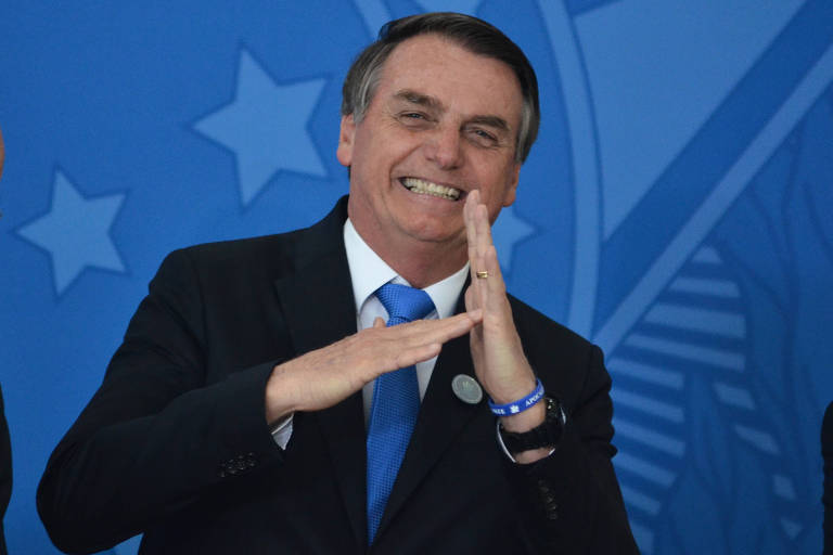 28 de agosto - Bolsonaro assina decreto que proíbe queimadas no país por 60 dias. A suspensão do uso do fogo não será aplicada ‘para o controle fitossanitário quando autorizado pelo órgão ambiental competente, para práticas de prevenção e combate a incêndios e para práticas de agricultura de subsistência executadas pelas populações tradicionais e indígenas’