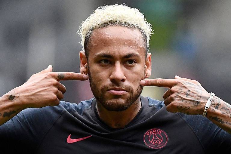Neymar faz gesto durante pré-temporada do Paris Saint-Germain, na China. 