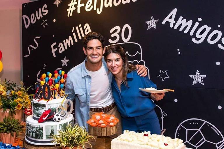 Rebeca Abravanel faz festa surpresa para Alexandre Pato comemorar seus 30 anos