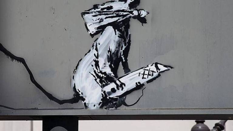Grafite de Banksy foi roubado no Centro Pompidou em Paris, ladrões serraram a placa de metal onde o desenho se encontrava, num estacionamento do local.