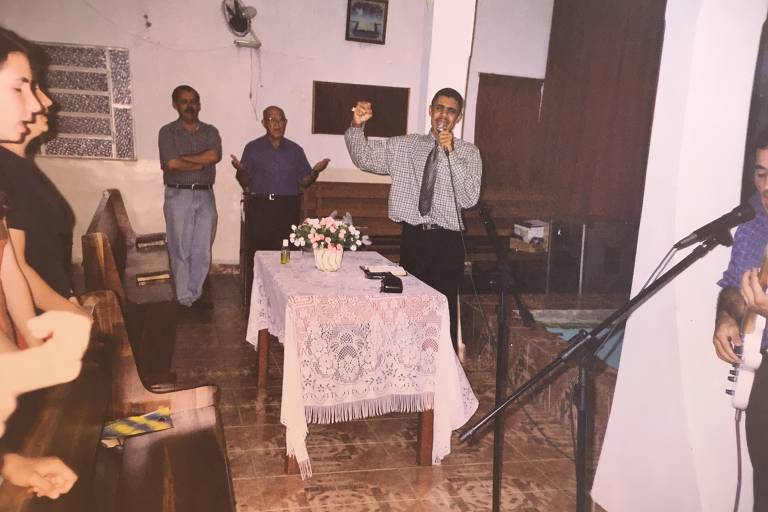 Adélio pregando durante culto em igreja evangélica; foto foi guardada em Montes Claros pela família, que não sabe informar data em que ela foi tirada