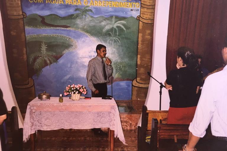 Adélio durante culto em igreja evangélica; foto foi guardada em Montes Claros pela família, que não sabe informar data em que ela foi tirada