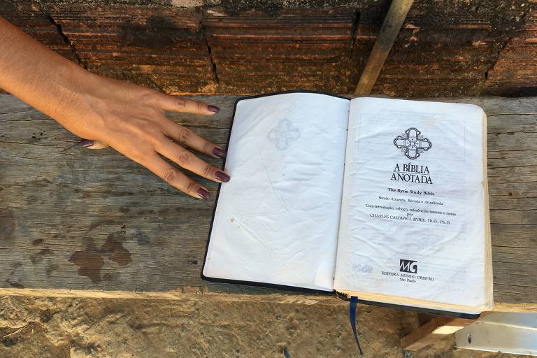 Sobrinha de Adélio mostra Bíblia que pertence a Adélio e está guardada na casa dela, em Montes Claros