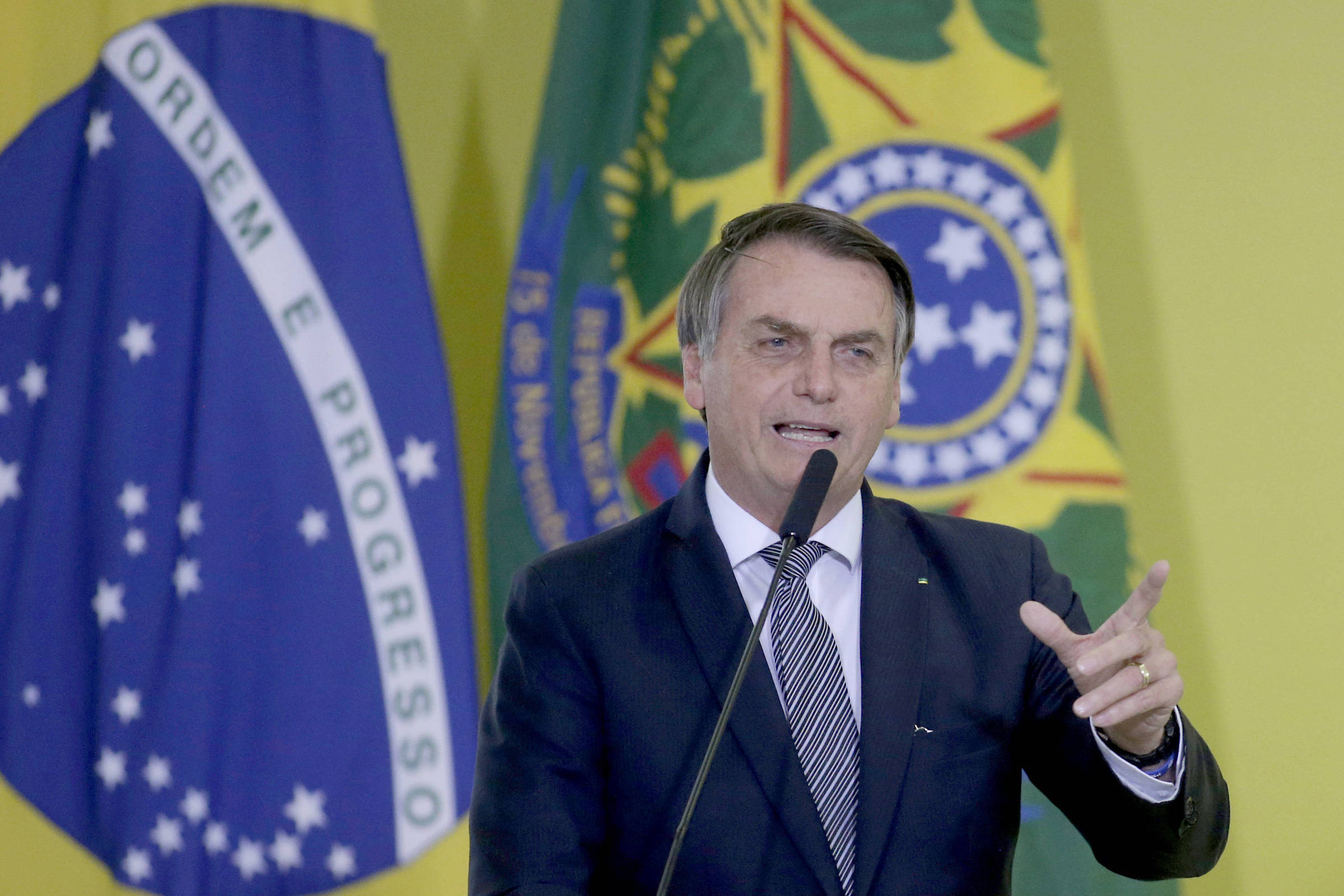 Bolsonaro ataca pai de Bachelet, morto sob Pinochet, e defende golpe no Chile