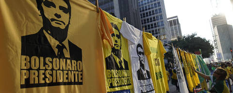 SÃO PAULO, SP, 26.05.2019 - Apoiadores do presidente brasileiro Jair Bolsonaro se apresentam ao longo da avenida Paulista, em São Paulo, para apoiar o governo ultraconservador, que enfrenta crescente oposição, enquanto marchas são planejadas em todo o Brasil. Bolsonaro, que assumiu o poder em janeiro com a promessa de reviver a maior economia da América Latina, viu sua popularidade cair à medida que o aumento do desemprego e dos gastos com educação congelam a oposição à sua administração, que sofre com as disputas internas. (Foto: Cris Faga/Folhapress)