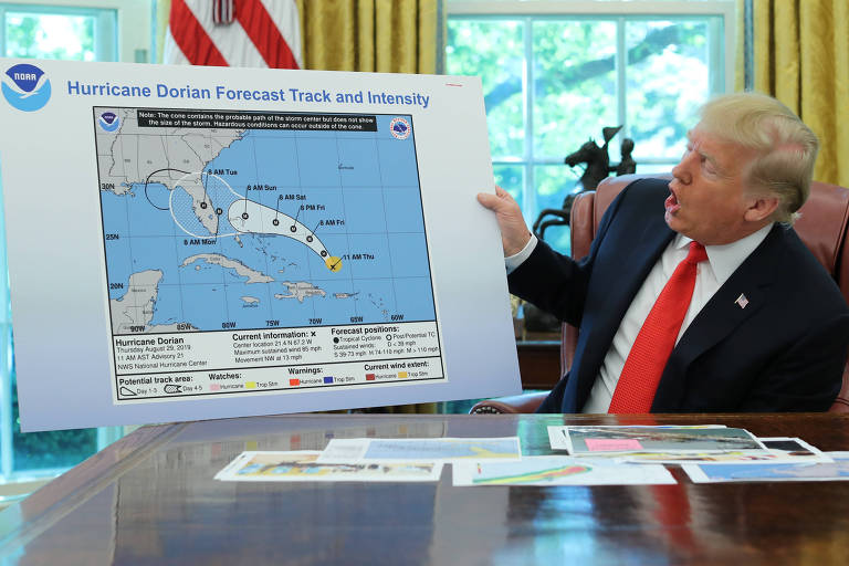 Donald Trump segura mapa no qual se vê o caminho projetado originalmente para o furacão Dorian; aparentemente, a linha preta foi adicionada depois, como forma de estender o trajeto da tempestade sobre o Alabama 
