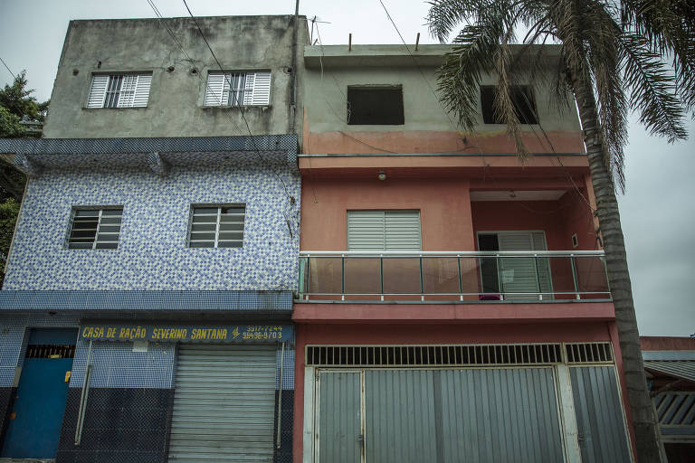 Em comunidade em perus, é possível constatar que as lajes estão subindo