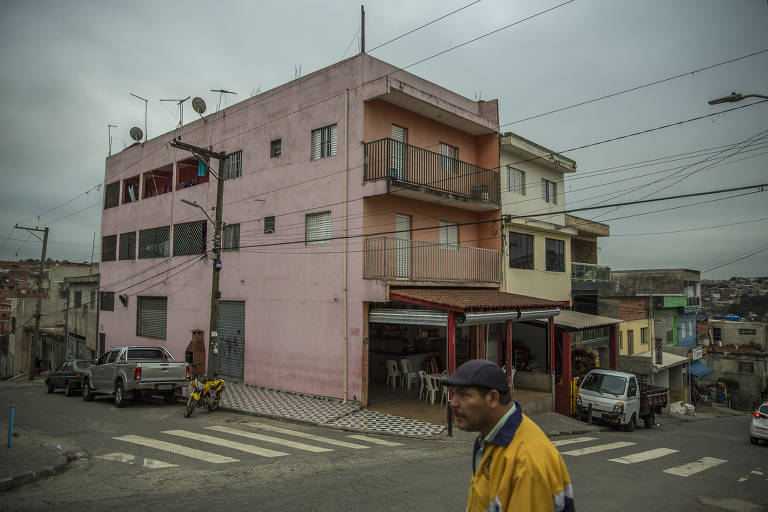 Predinho em comunidade de Perus, onde nota-se o fenômeno da verticalização de favelas