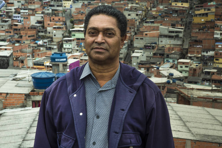 José Brito de Sousa, 61, em cima da laje de sua casa, na comunidade do Jardim da Conquista 1