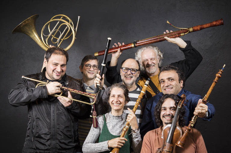 retrato de grupo de músicos de música antiga