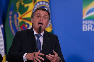 Bolsonaro lança programa de escolas cívico-militares no Planalto