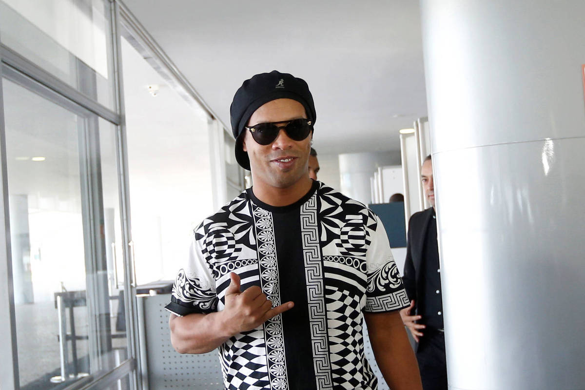 Sem passaporte, Ronaldinho Gaúcho vira embaixador do turismo