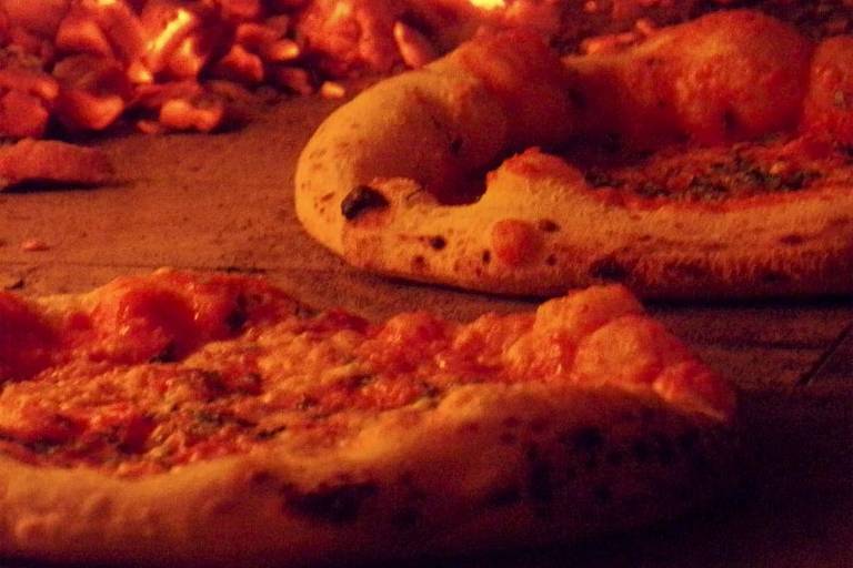 Pizzas no forno à lenha do Bocada's, novo restaurante dos donos do Capivara