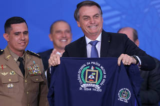 Bolsonaro lança programa de escolas cívico-militares no Planalto