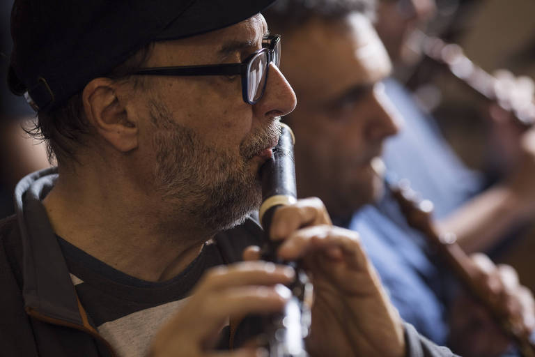O músico Gabriel Persico, do Conjunto de Música Antiga da USP, toca flauta clássica
