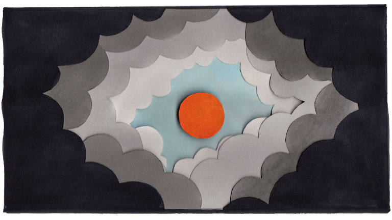 Colagem com camadas em tons de cinza simulando nuvens. No centro, há um sol, um círculo laranja, sem nuvens. No fundo, há um céu azul 