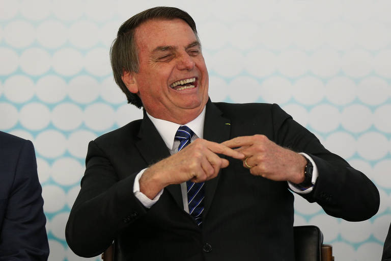 O presidente Bolsonaro acena para a plateia durante evento de lançamento da ID Estudantil, nesta sexta (6), no Palácio do Planalto