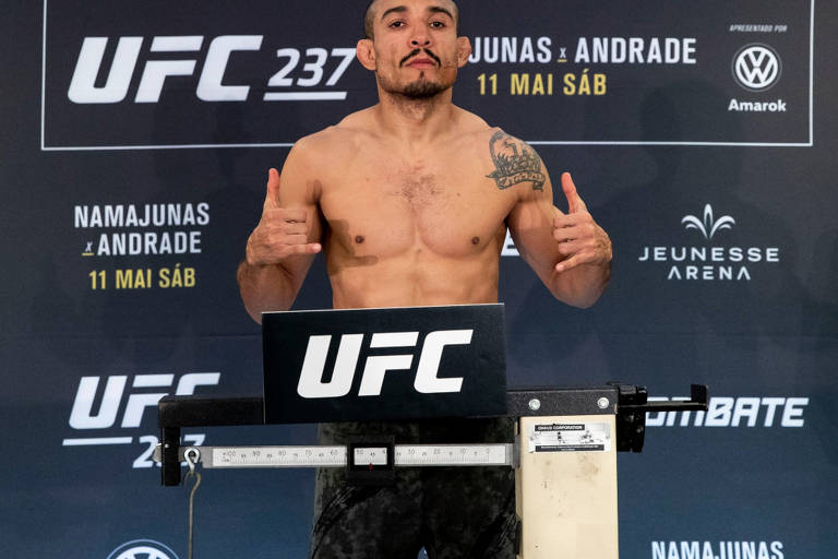 Jose Aldo durante pesagem antes de luta em 2019