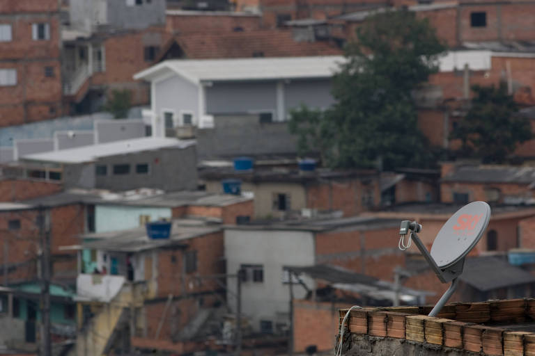 Antena da Sky na favela de Paraisópolis, em São Paulo