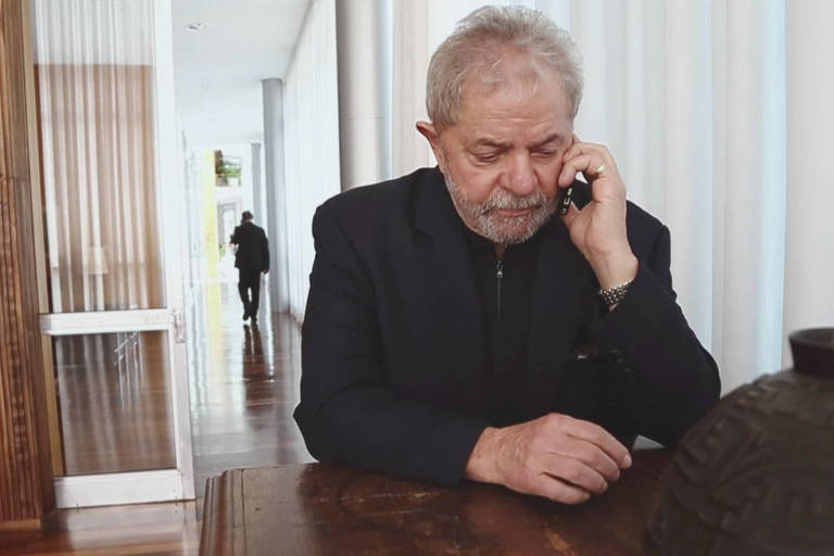 Lula fala ao telefone no dia em que foi gravado pela PF, em 2016, em cena exibida no documentário 'Democracia em Vertigem'