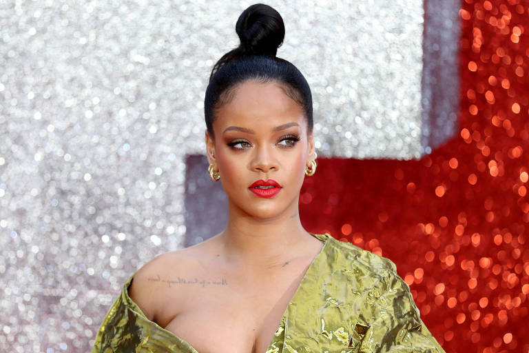 Rihanna em tapete vermelho de Londres 