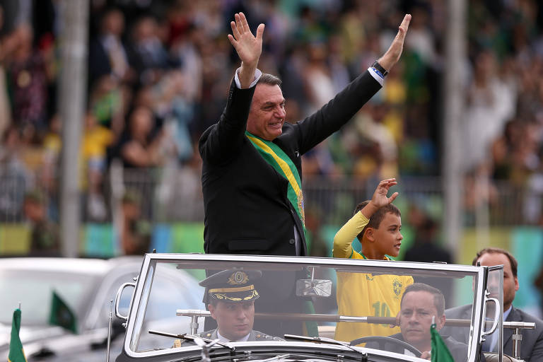 O presidente Jair Bolsonaro (PSL) participa do desfile de 7 de setembro, na Esplanada dos Ministérios. Ele chegou em carro aberto, acompanhado do filho Carlos Bolsonaro e do garoto Ivo Cesar Gonzalez, que estava entre o público na esplanada e foi chamado pelo presidente para subir no carro.