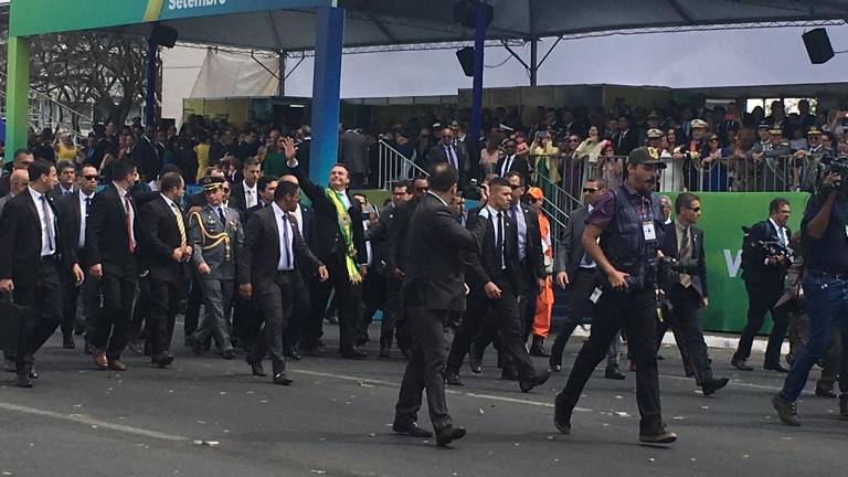 Durante o desfile na Esplanada dos Ministérios, o presidente Jair Bolsonaro (PSL) quebrou o protocolo e desceu com ministros da tribuna de honra para falar com o público