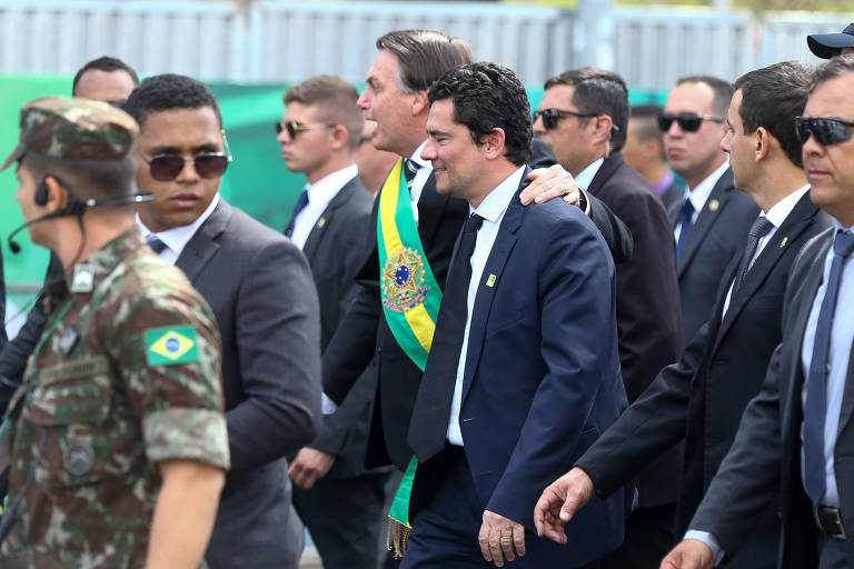 O presidente Jair Bolsonaro (PSL) desfila abraçado ao ministro Sergio Moro (Justiça) para cumprimentar o público no desfile de 7 de setembro, na Esplanada dos Ministérios