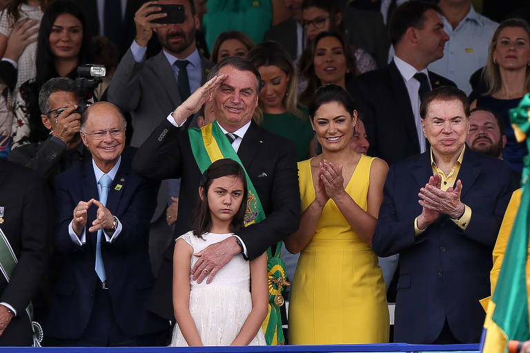 O presidente Jair Bolsonaro ao lado da primeira-dama, Michelle Bolsonaro, do dono do SBT, Silvio Santos, e do bispo Edir Macedo, da Igreja Universal,  participa do desfile de 7 de Setembro, na Esplanada dos Ministérios