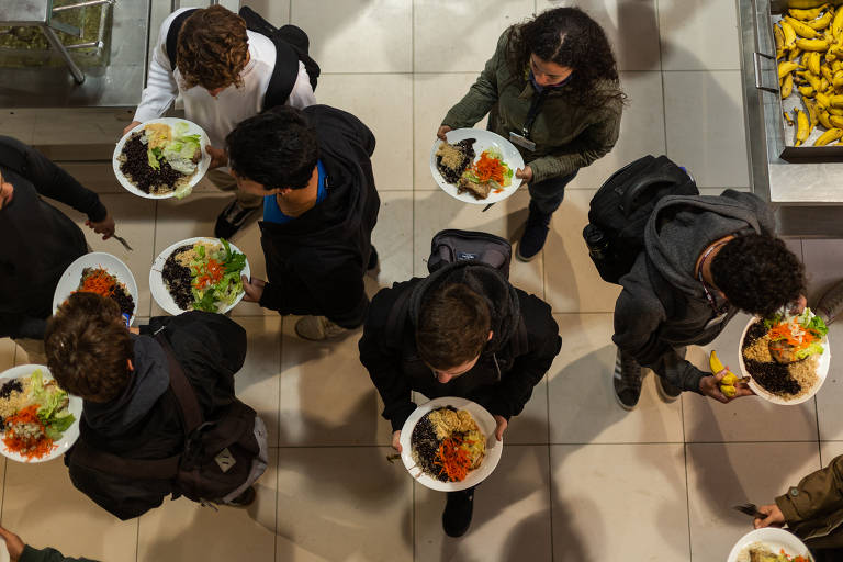 Na UFSC, em Florianópolis, alunos e professores que comem no restaurante universitário sentiram os efeitos da falta de dinheiro até no cardápio. Mesmo mantida a refeição a R$ 1,50, a crise já aparece no prato do restaurante universitário. O estoque de alimentos diminuiu. O bife foi trocado por picadinho de carne; o frango, antes filé, agora vem desfiado. Ervilha e lentilha sumiram. Antes com frutas variadas, agora a sobremesa tem banana e laranja.