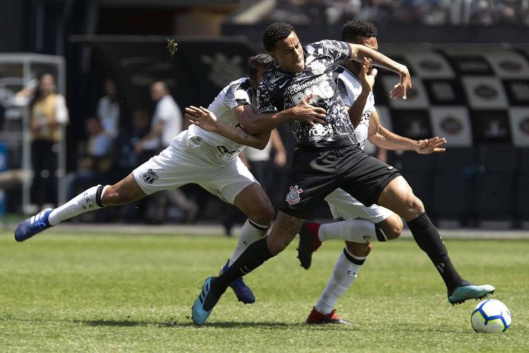 Gustavo disputa bola durante jogo do Corinthians contra o Ceará