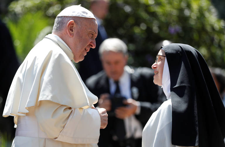 Papa Francisco conversa com irmã Maria Maddalena da Anunciação no Mosteiro das Carmelitas Descalças em Antananarivo, capital de Madagascar