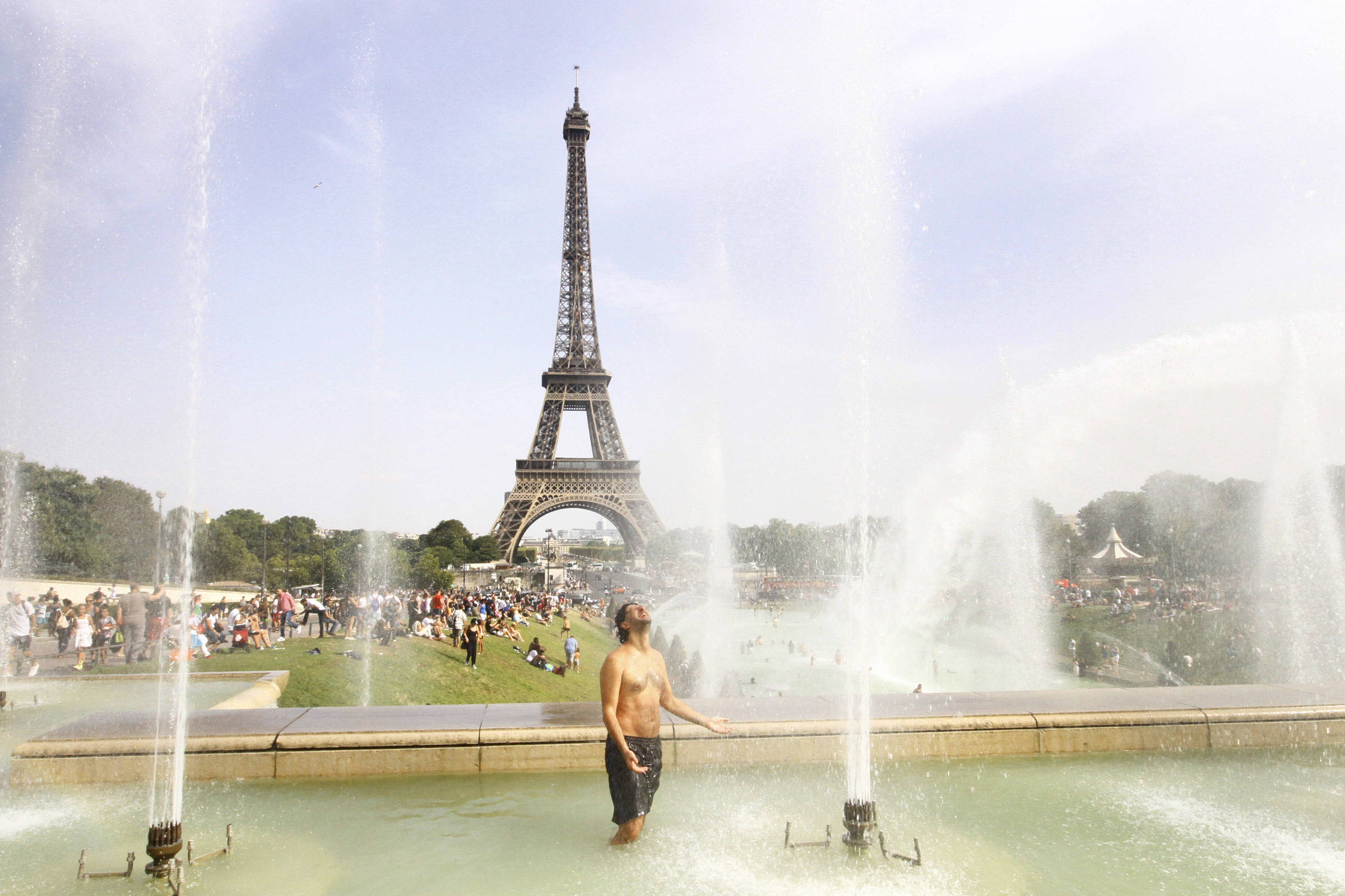 França: Mortes aumentaram durante onda de calor, diz instituto