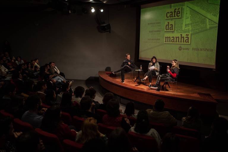 Os jornalistas da Folha Rodrigo Vizeu e Magê Flores e a colunista Tati Bernardi durante a segunda edição do Café da Manhã com plateia, no Museu de Arte Moderna de São Paulo, na sexta (6).
