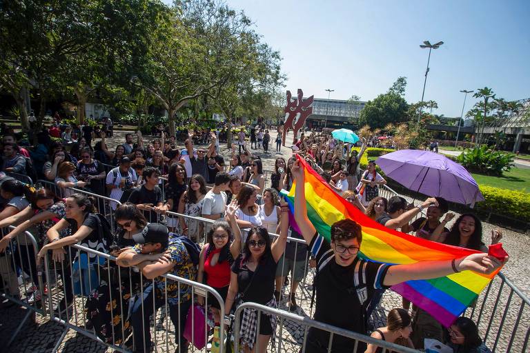 Público faz fila para receber livros LGBT na Bienal do Livro do Rio
