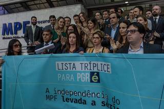 Membros do Ministério Público Federal erguem faixa em defesa da lista tríplice em SP
