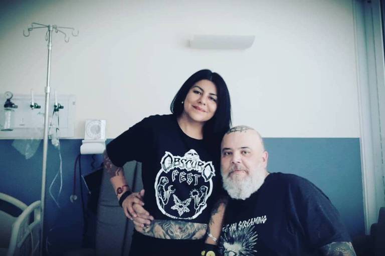 João Gordo ao lado da mulher, Vivi Torrico, se recupera de pneumonia